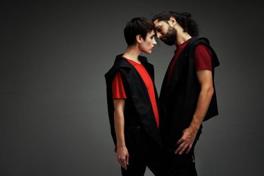 Genç şık çift karanlık studio arka planı poz 