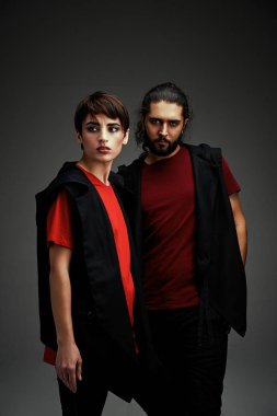 Genç şık çift karanlık studio arka planı poz 