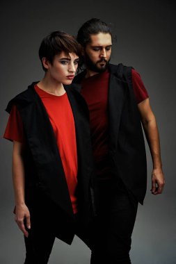 Genç şık çift karanlık studio arka planı poz 