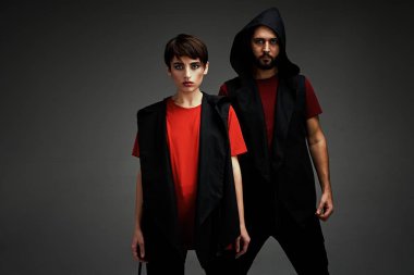 Genç şık çift karanlık studio arka planı poz 