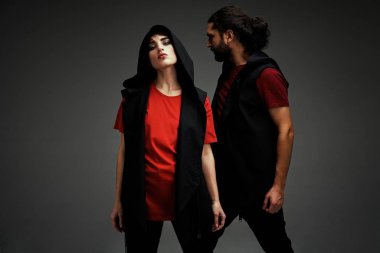 Genç şık çift karanlık studio arka planı poz 