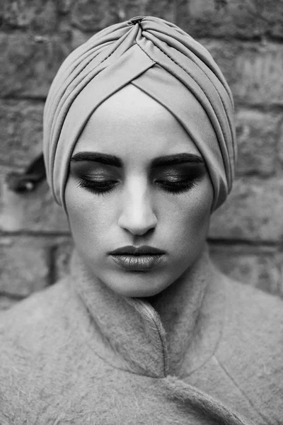 スタイリッシュな頭飾りの豪華な若い女性の肖像画 — ストック写真