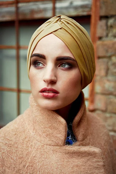 Portrait Gorgeous Young Woman Stylish Headdress — Stock Photo, Image