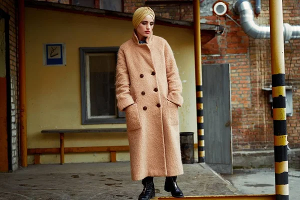 Ung Vacker Kvinna Fashionabla Coat Poserar — Stockfoto