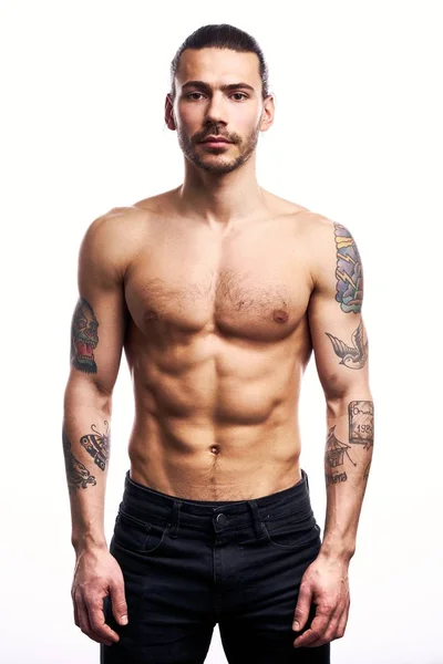 Bonito Jovem Sem Camisa Tatuado Homem Posando Isolado Fundo Branco — Fotografia de Stock