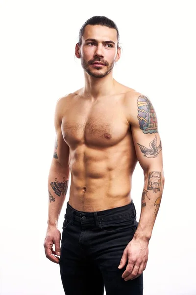 Bonito Jovem Sem Camisa Tatuado Homem Posando Isolado Fundo Branco — Fotografia de Stock