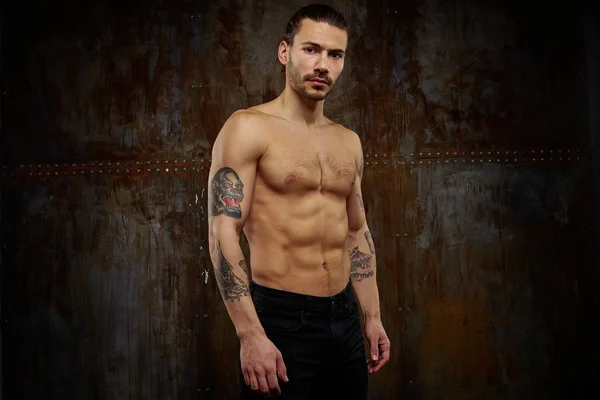 Handsome Young Shirtless Tattooed Man Posing Grunge Background — Stock Photo, Image