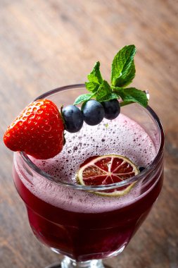 Taze kırmızı lezzetli kokteyl taze çilek ile yakın çekim görünümünü ahşap tablo