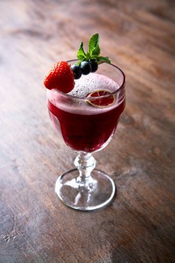 Taze kırmızı lezzetli kokteyl taze çilek ile yakın çekim görünümünü ahşap tablo