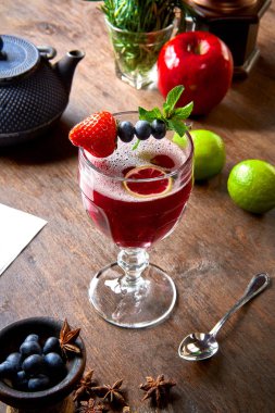 Taze kırmızı lezzetli kokteyl taze çilek ile yakın çekim görünümünü ahşap tablo