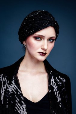 Şık headdress modelinde genç güzel kadın moda 