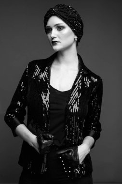 Siyah ve beyaz fotoğraf genç güzel kadın moda modeli şık headdress 