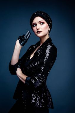 Şık headdress modelinde genç güzel kadın moda 