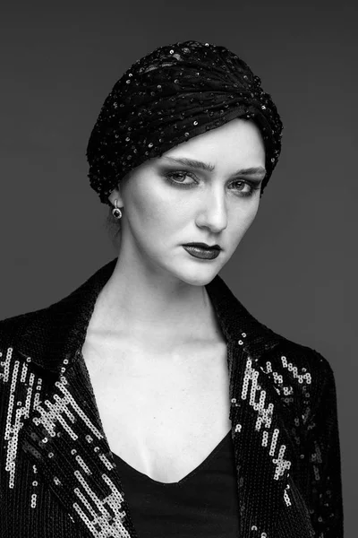 Siyah ve beyaz fotoğraf genç güzel kadın moda modeli şık headdress 