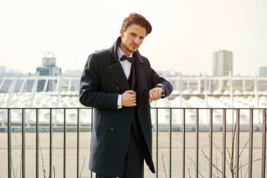 Şık yakışıklı genç adam sokakta poz