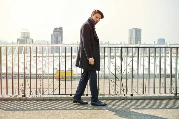 Elegante Bel Giovane Uomo Posa Sulla Strada — Foto Stock