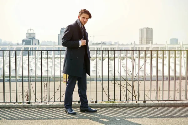 Elegante Bel Giovane Uomo Posa Sulla Strada — Foto Stock