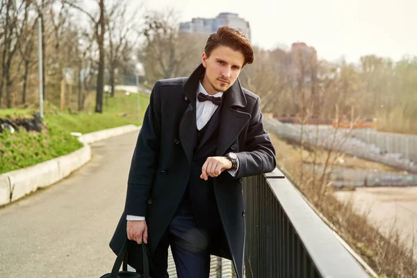 Elegante Bel Giovane Uomo Posa Sulla Strada — Foto Stock