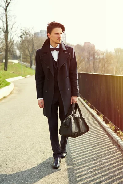 Elegante Joven Guapo Posando Calle — Foto de Stock