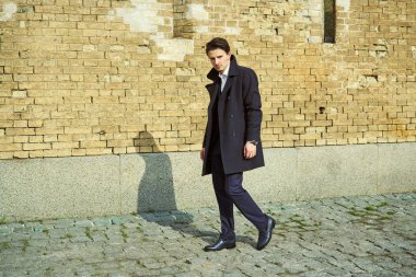 Şık yakışıklı genç adam sokakta poz