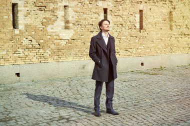 Şık yakışıklı genç adam sokakta poz