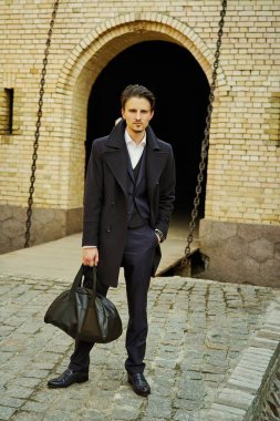 Şık yakışıklı genç adam sokakta poz