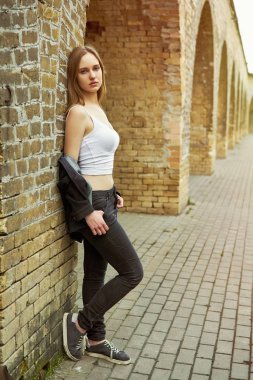 Genç ve güzel rahat kıyafetler sokakta poz kadında                 