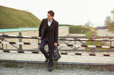 Şık yakışıklı genç adam sokakta poz