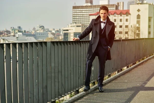 Elegante Bel Giovane Uomo Posa Sulla Strada — Foto Stock