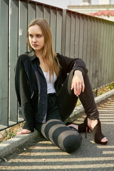 Mooie Jonge Vrouw Casual Kleding Poseren Straat — Stockfoto