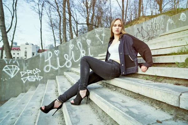 Hübsche Junge Frau Lässiger Kleidung Posiert Auf Der Straße — Stockfoto