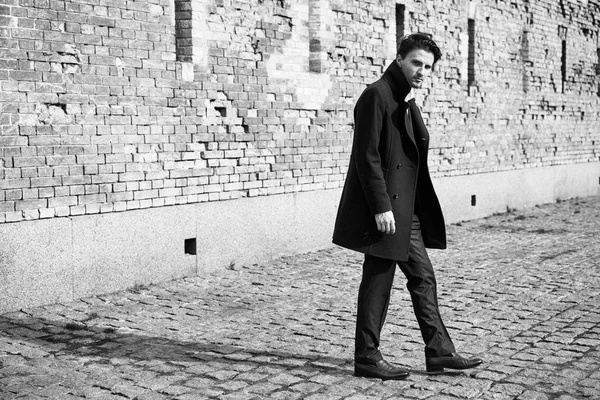 Foto Blanco Negro Joven Guapo Elegante Posando Calle — Foto de Stock