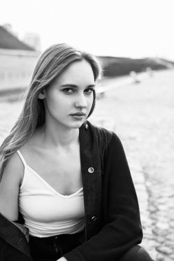 Siyah beyaz portre rahat kıyafetler sokakta poz içinde genç ve güzel kadın                 