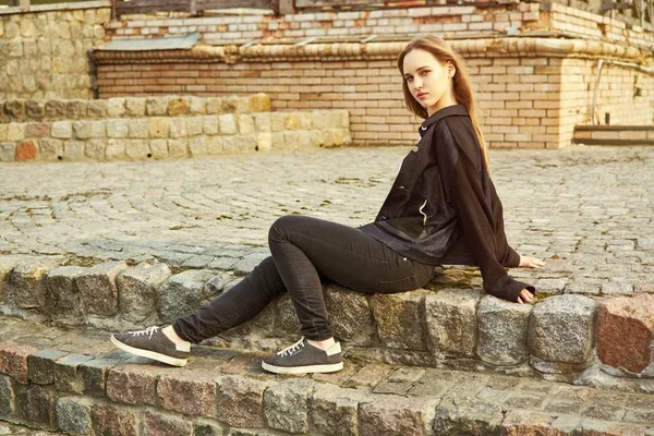 Hübsche Junge Frau Lässiger Kleidung Posiert Auf Der Straße — Stockfoto