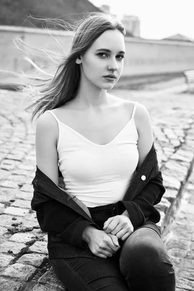 Чорно Біле Фото Красивої Молодої Жінки Повсякденному Одязі Позує Вулиці — стокове фото