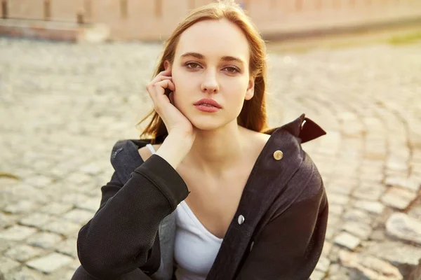 Retrato Mulher Muito Jovem Roupas Casuais Posando Rua — Fotografia de Stock