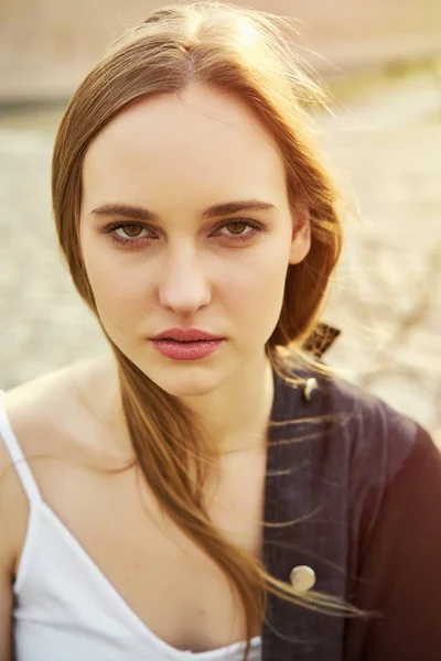 Portret Van Mooie Jonge Vrouw Casual Kleding Poseren Straat — Stockfoto