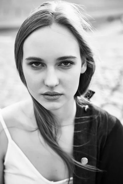 Черно Белый Портрет Красивой Молодой Женщины Повседневной Одежде Позирующей Улице — стоковое фото