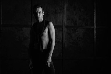 Stüdyodaki yakışıklı genç erkek dansçı                           