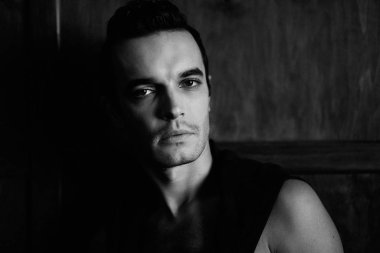 Stüdyodaki yakışıklı esmer adamın portresi.