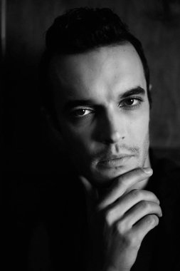 Stüdyodaki yakışıklı esmer adamın portresi.