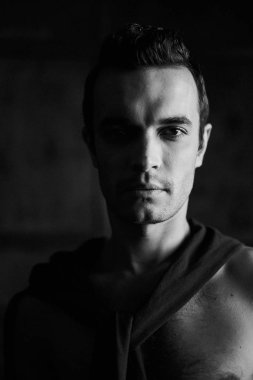 Stüdyodaki yakışıklı esmer adamın portresi.