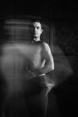 Stüdyodaki yakışıklı genç erkek dansçı                           