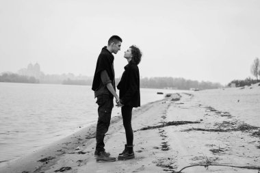 Genç mutlu çift poz veriyor.