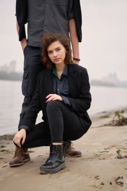      Dışarıda poz veren güzel genç bir kadın.                          