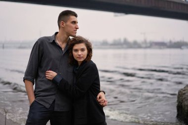 Genç mutlu çift poz veriyor.