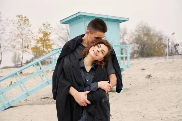 Pasangan Muda Yang Bahagia Dalam Cinta Berpose — Stok Foto