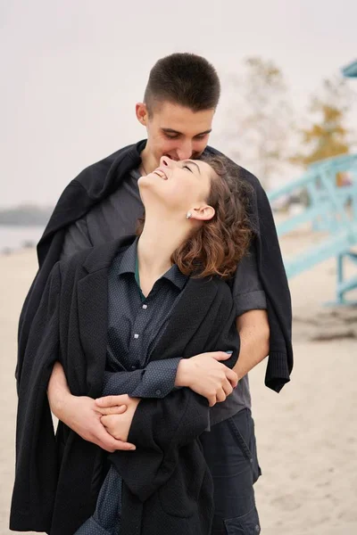 Pareja Joven Feliz Amor Posando —  Fotos de Stock