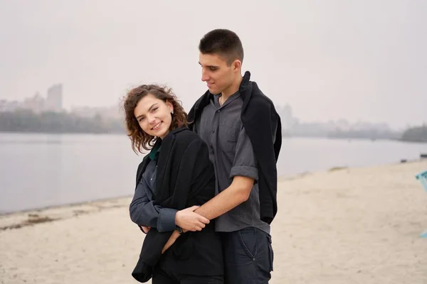 Jovem Casal Feliz Amor Posando — Fotografia de Stock