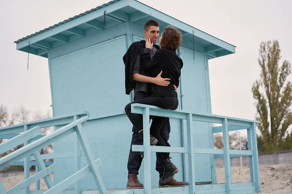 Jong Gelukkig Paar Liefde Poseren — Stockfoto